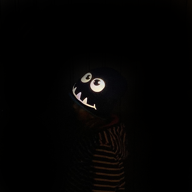 Reflektierende Mütze. Mario, das kleine Monster passt gut auf dich auf. Reflektiert in der Dunkelheit.