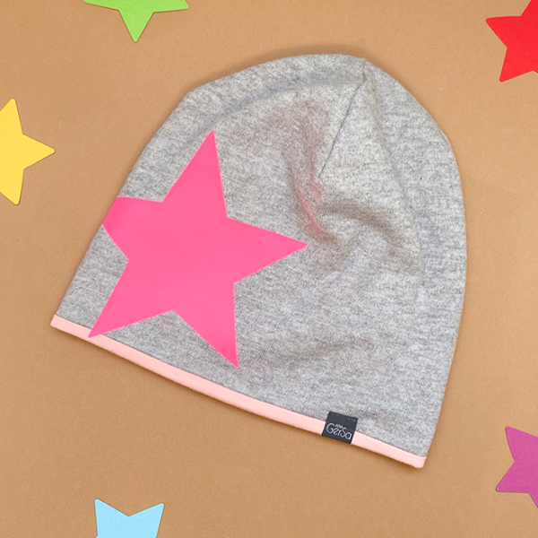 Grau Merino Mütze mit pinker Stern Applikation. Für mehr Sichtbarkeit und Sicherheit im Straßenverkehr. Mütze für Kinder.