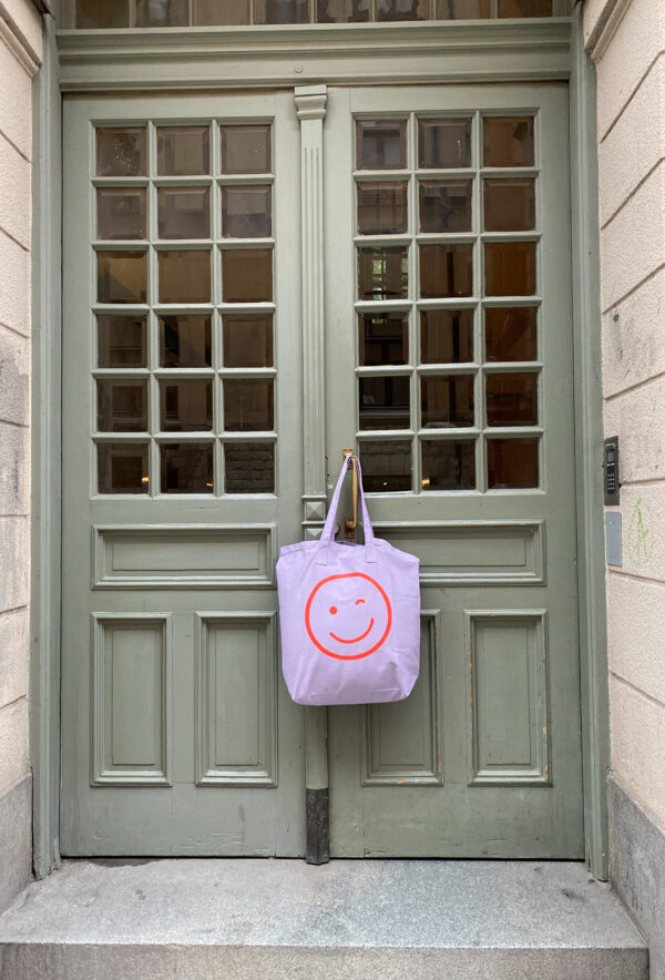 Stofftasche Smiley in lila. Reflektiert in der Dunkelheit. Perfekte Tasche für einen City-Trip und deine Ausflüge